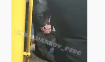 Жестокая драка в троллейбусе. Мужчина без сознания (видео 18+)