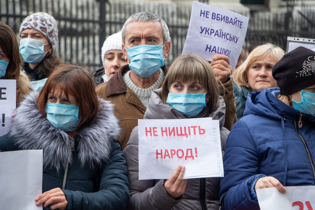 Лікарі коло Офісу Президента просили не нищити народ України