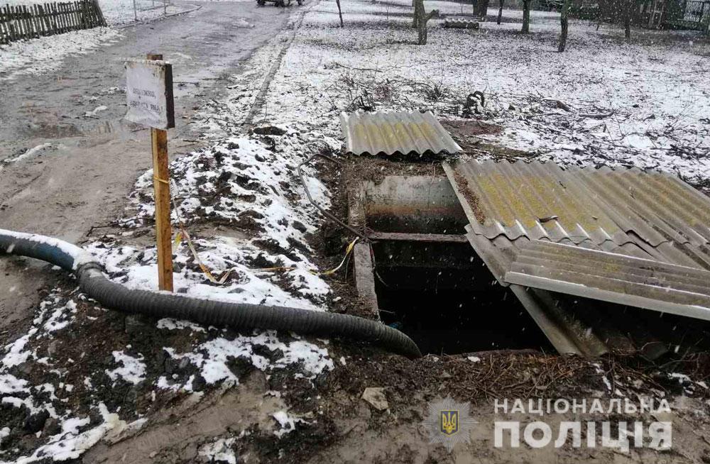 Спасатели вытащили тело харьковчанки из выгребной ямы