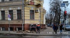 Появилось видео обвала балкона в центре Харькова (видео)