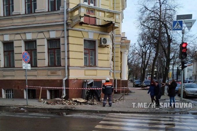 Появилось видео обвала балкона в центре Харькова (видео)