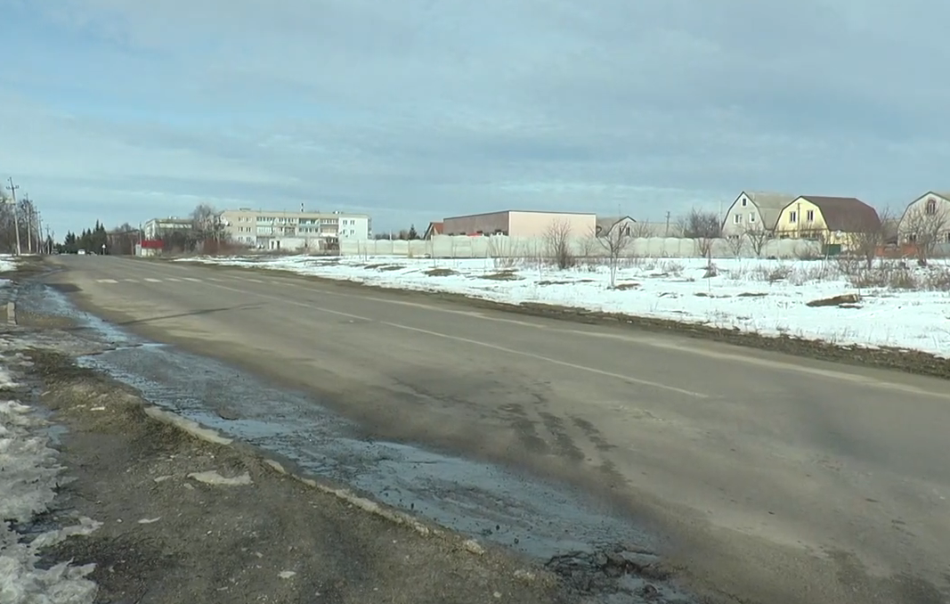 Прибирали сніг, якого не було: мешканці Нової Водолаги звинувачують місцеву владу у марнуванні коштів (відео)