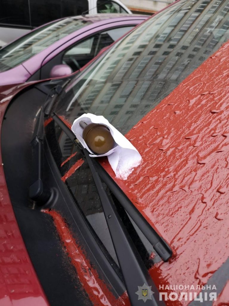 Мужчина обнаружил гранату на своем автомобиле в Харькове (фото)