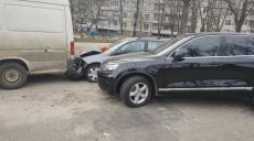 На Валентиновской водитель иномарки разбил припаркованные автомобили (фото)