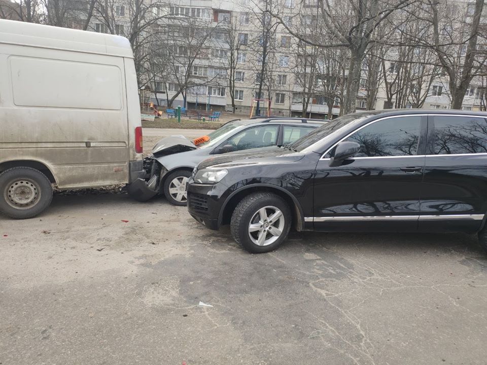 На Валентиновской водитель иномарки разбил припаркованные автомобили (фото)