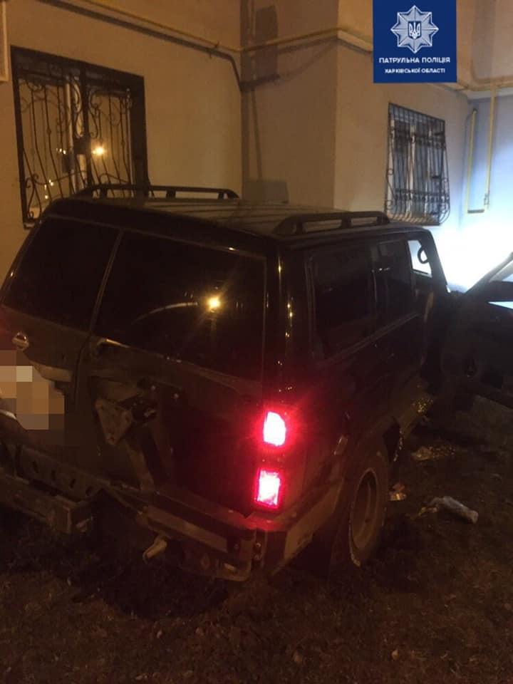 В Харькове пьяный водитель въехал в стену дома (фото)
