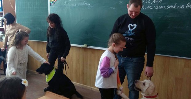 Харьковских школьников учат философии общения с собаками