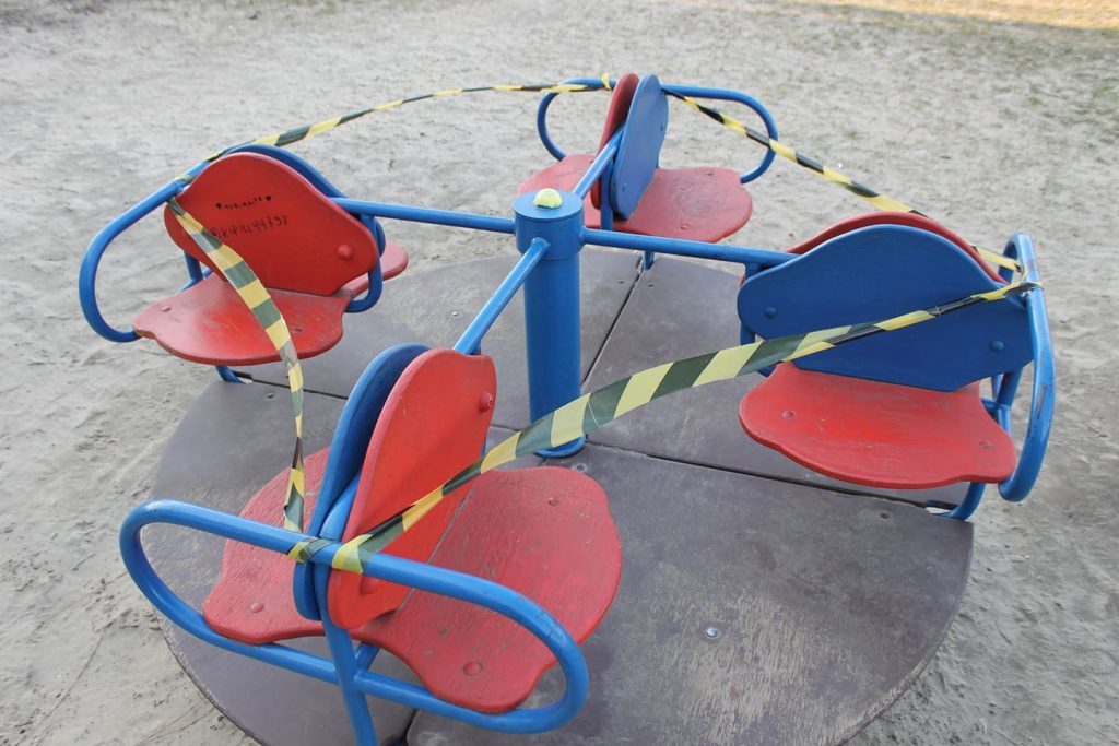 Детские площадки в Харькове закрыли, потому там гуляют пенсионеры