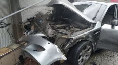 В Центре Харькова машина влетела в дом от столкновения (фото)