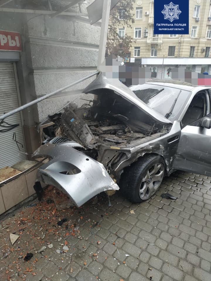 В Центре Харькова машина влетела в дом от столкновения (фото)