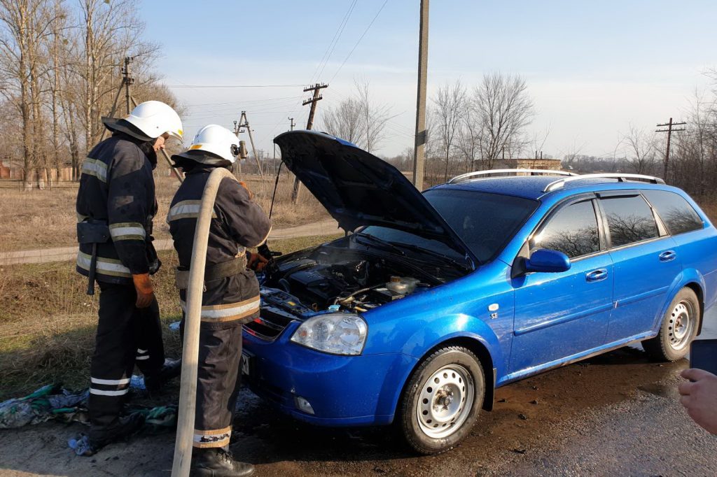 Автомобиль загорелся во время движения (фото)