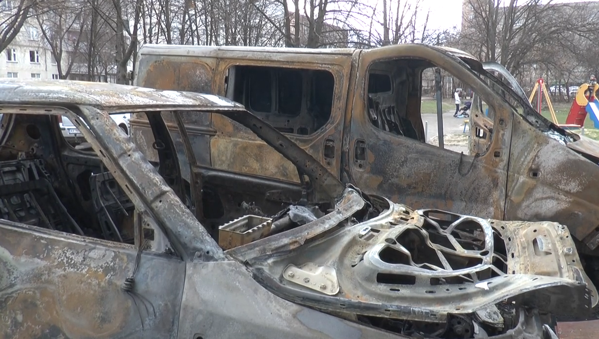Пожежа у Харкові перетворила автівки на смолоскипи (відео)