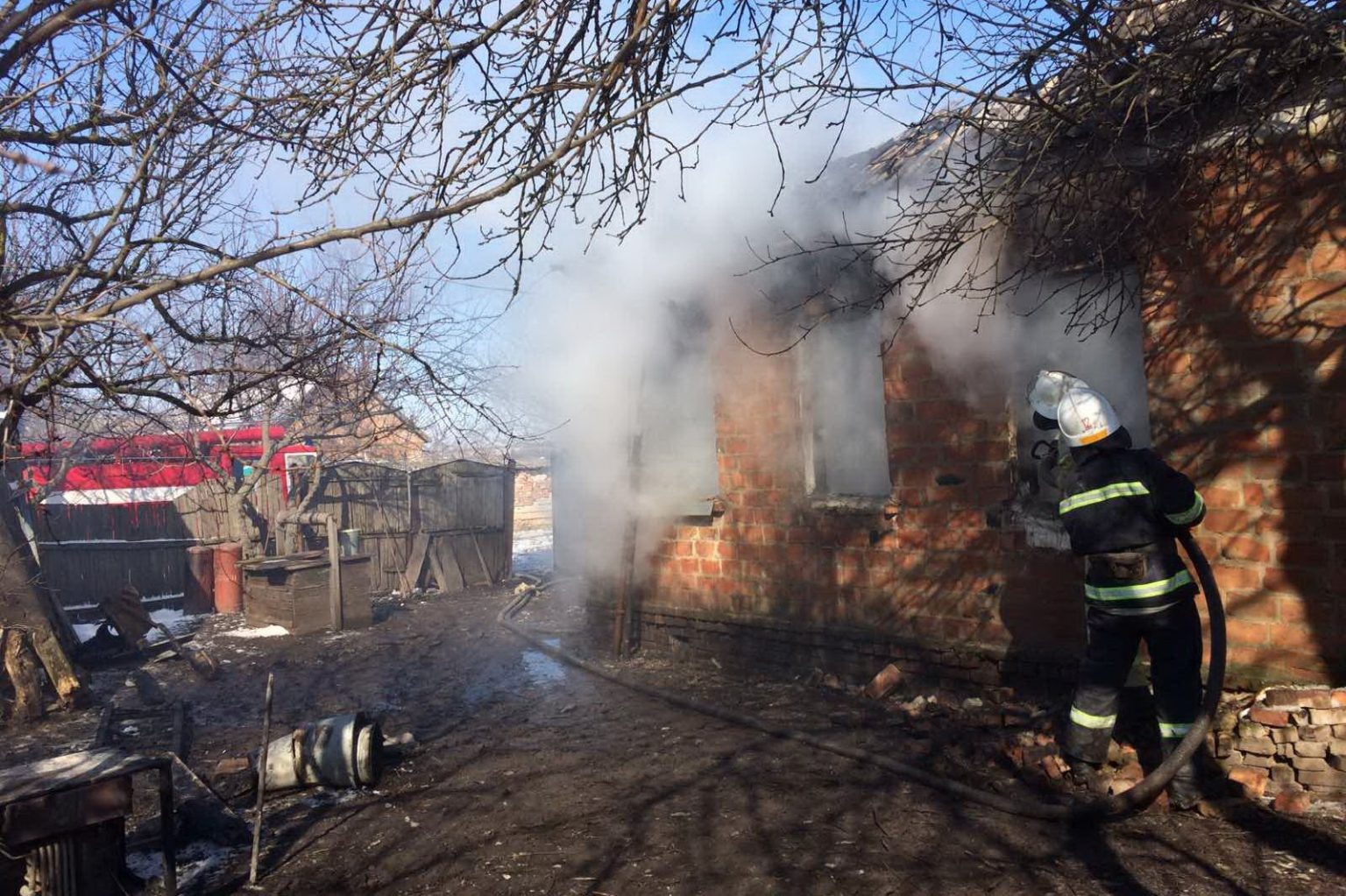 В сгоревшем доме на Харьковщине найдено тело его владельца (фото)