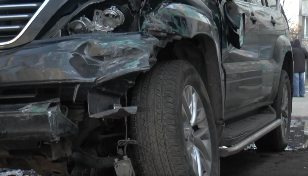 На Олексіївці іномарка розтрощила п’ять автівок під час погоні (відео)
