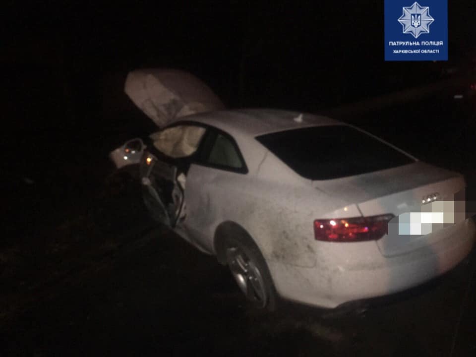 В Харькове Audi врезался в столб — два человека попали в больницу (фото)
