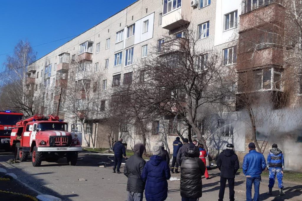 На Харьковщине в квартире многоэтажки прогремел взрыв (фото)