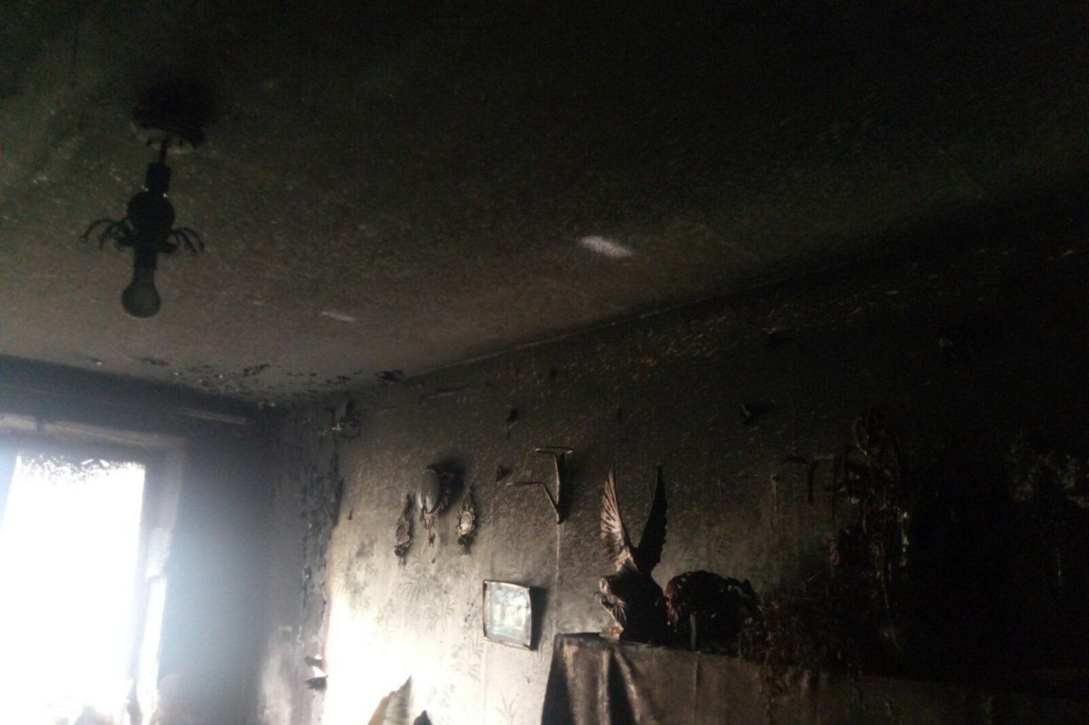 В Чугуеве во время пожара спасатели сняли с балкона 4-летнего ребенка