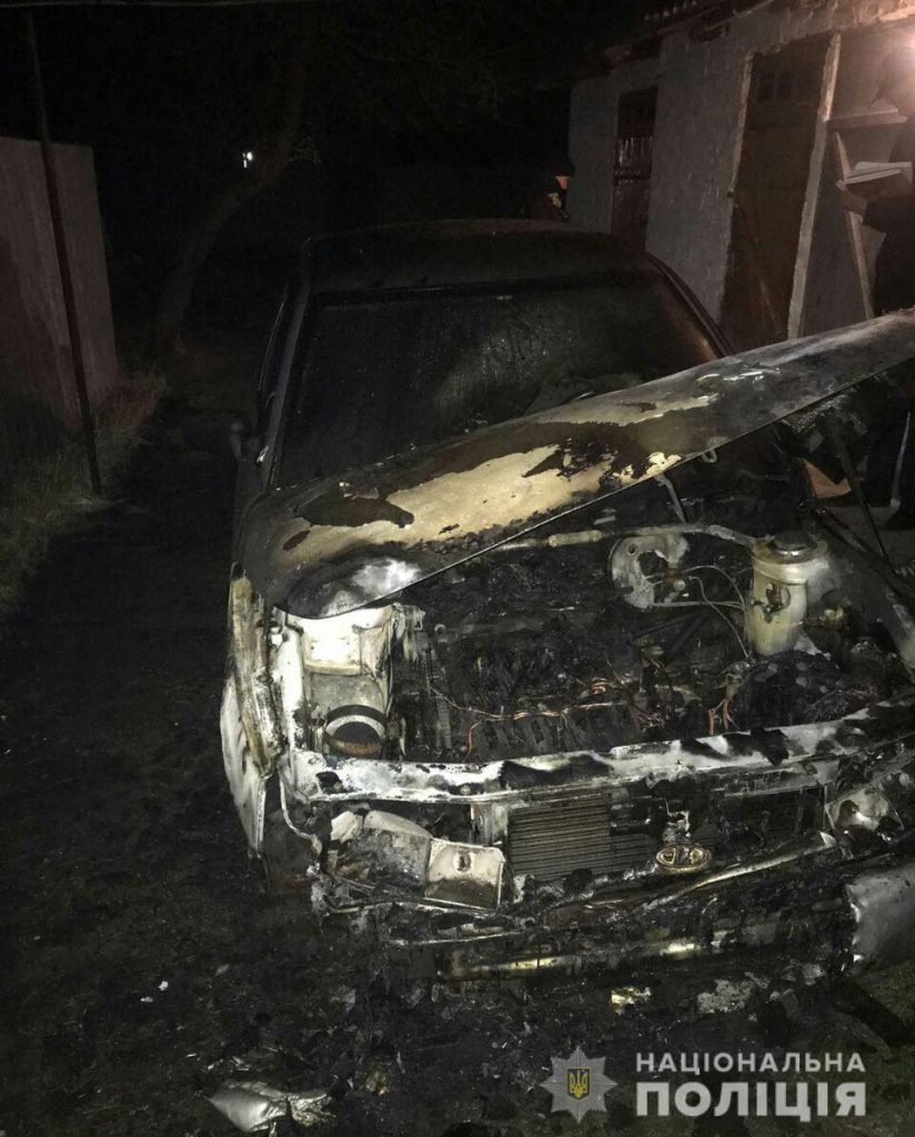 Полиция расследует ночное возгорание автомобиля в Харькове (фото)