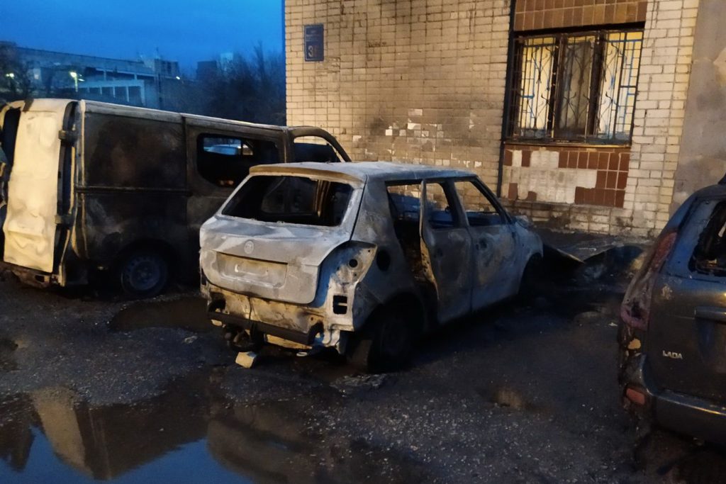 Ночью в Харькове возле девятиэтажки сгорели сразу четыре автомобиля (фото)