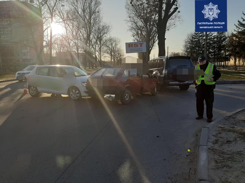 На Салтовском шоссе столкнулись ВАЗ 2108, Mitsubishi и Skoda (фото)