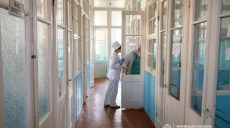 В Черновицкой области пикетируют дом зараженного коронавирусом мужчины (видео)