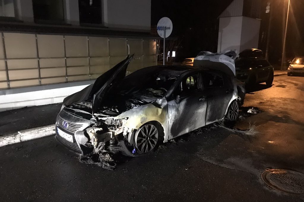 В Харькове ночью подожгли Lexus (фото)