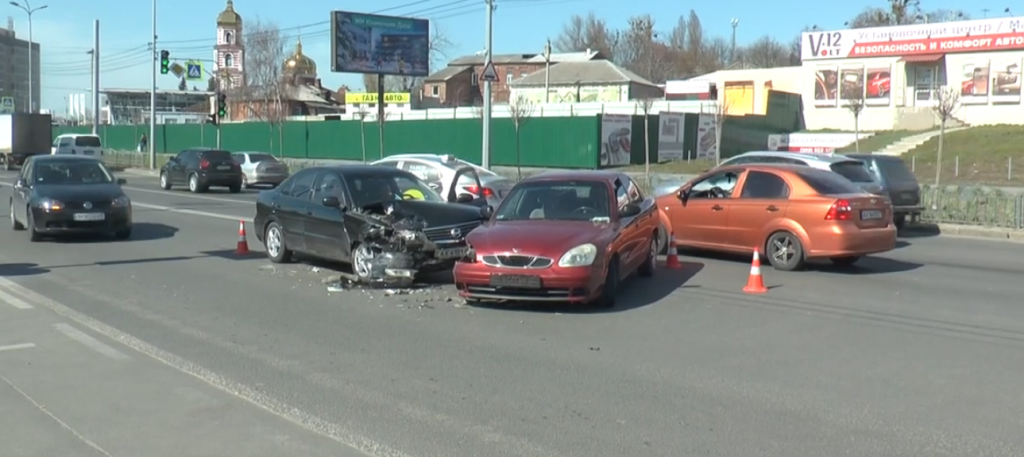 На вулиці Клочківській Nissan та Daewoo не поділили дорогу (відео)