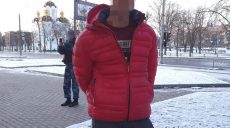 Харьковчанин пытался обокрасть офисы на сигнализации, разбив металлопластиковую дверь (фото)