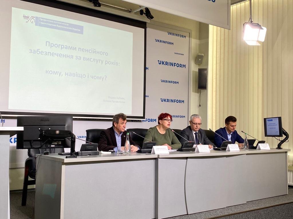 Бюджетникам можуть повернути право на пенсію за вислугою років