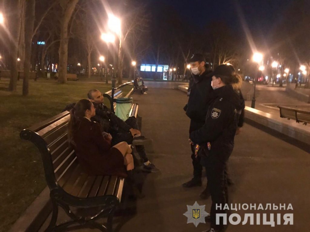 В Харькове полиция патрулирует улицы и ищет нарушителей карантина. За прогулки предусмотрен штраф