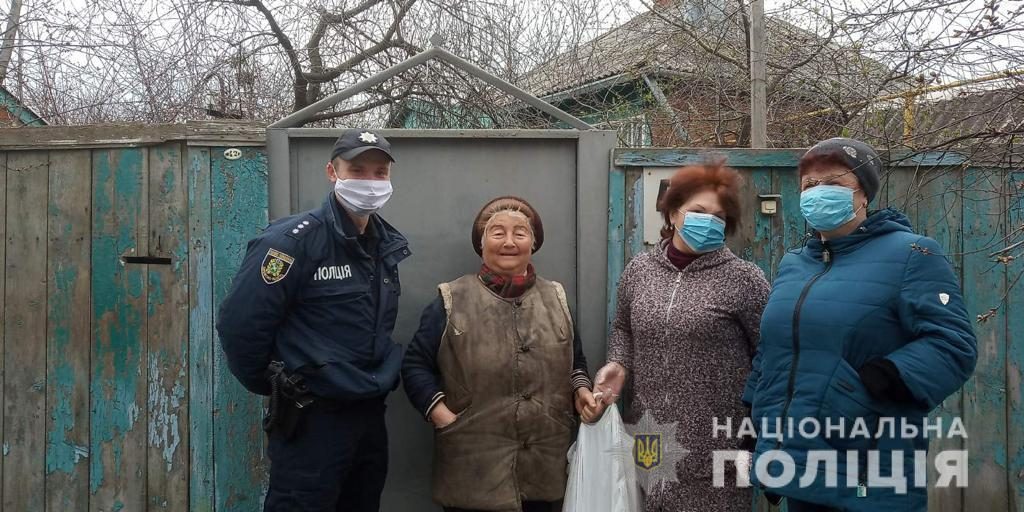 Полиция навестила одиноких пенсионеров во время карантина (фото)