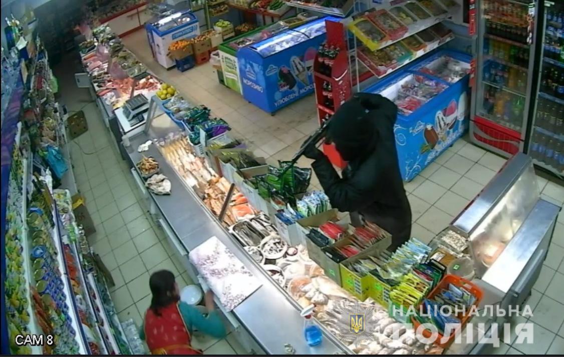 На Харьковщине мужчины с автоматами совершили два ограбления (фото)