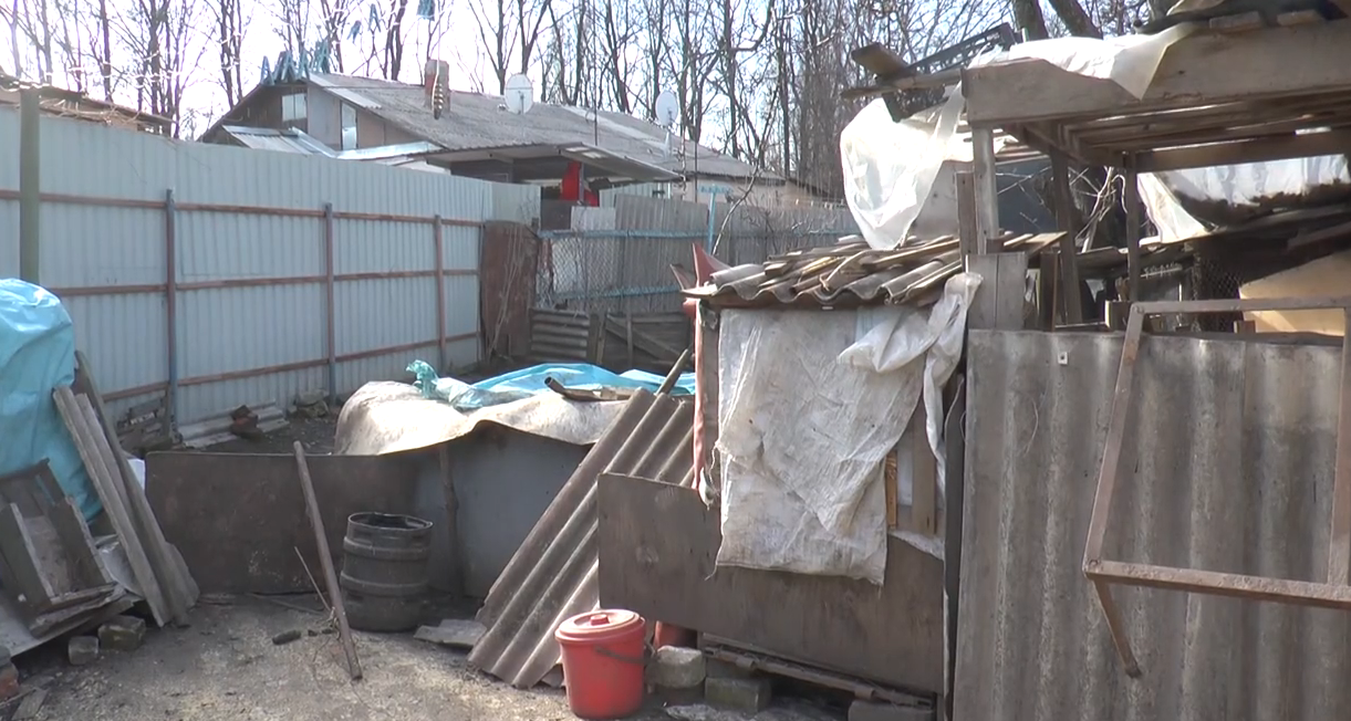 Без ванної та туалету: в Харкові колишній військовий 22 роки стоїть у черзі на квартиру (відео)