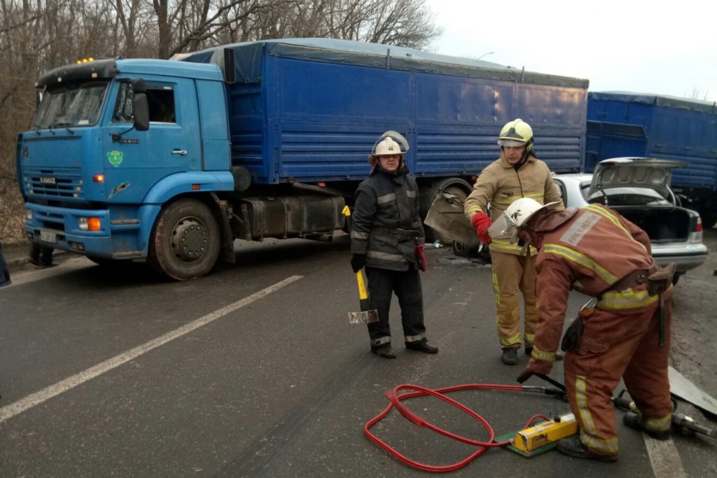 Спасатели ликвидировали последствия ДТП на Харьковщине, в результате которого погибли четыре человека (фото)