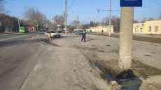 В Харькове водитель сбил столб (фото)