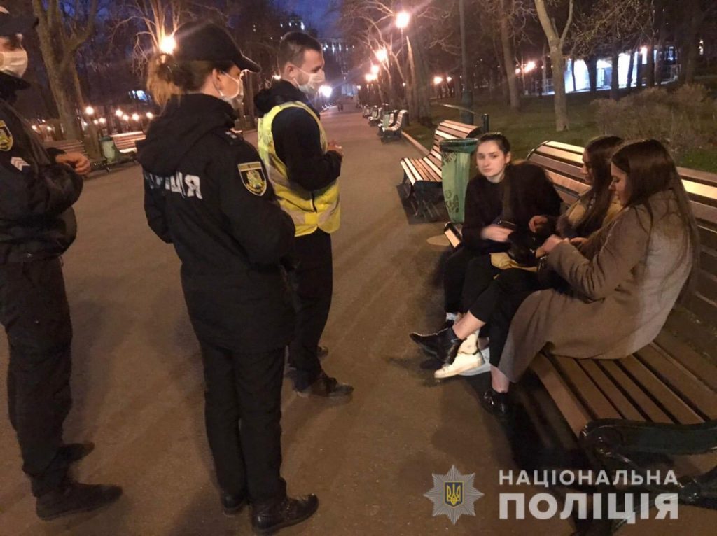 Харьковские полицейские выходят на улицы города в поисках нарушителей карантина (фото, видео)