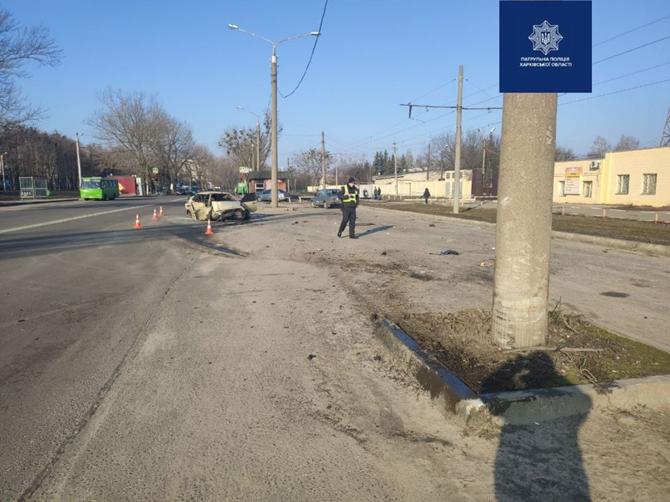 В Харькове водитель сбил столб (фото)