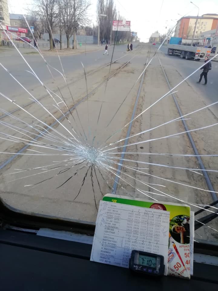 В Харькове — транспортный коллапс. Разъярённые пассажиры разбили лобовое стекло трамвая (фото)