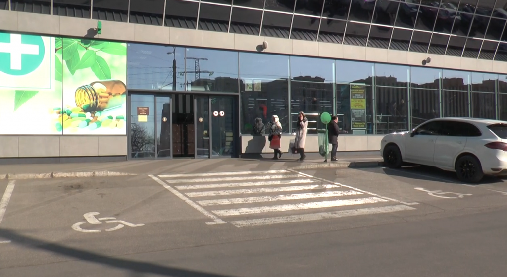 Бита проти ножа: у Харкові чоловік отримав поранення біля супермаркету (відео)