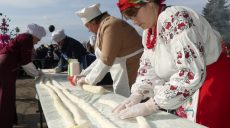 На Харьковщине слепили рекордный вареник длиной 28.5 метров (фото)