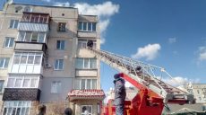 Мужчина угрожал выкинуть 11-месячного ребенка из окна (фото)
