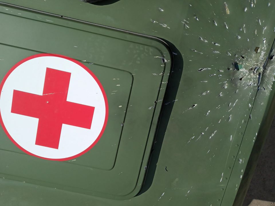 Війська противника на Донбасі знову атакували українських медиків