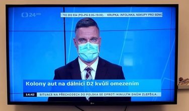 Ведущие телевидения Чехии ведут программы в масках