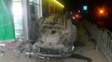 В Харкові вночі автівка в’їхала в паркан АЗС і перекинулася (фото)