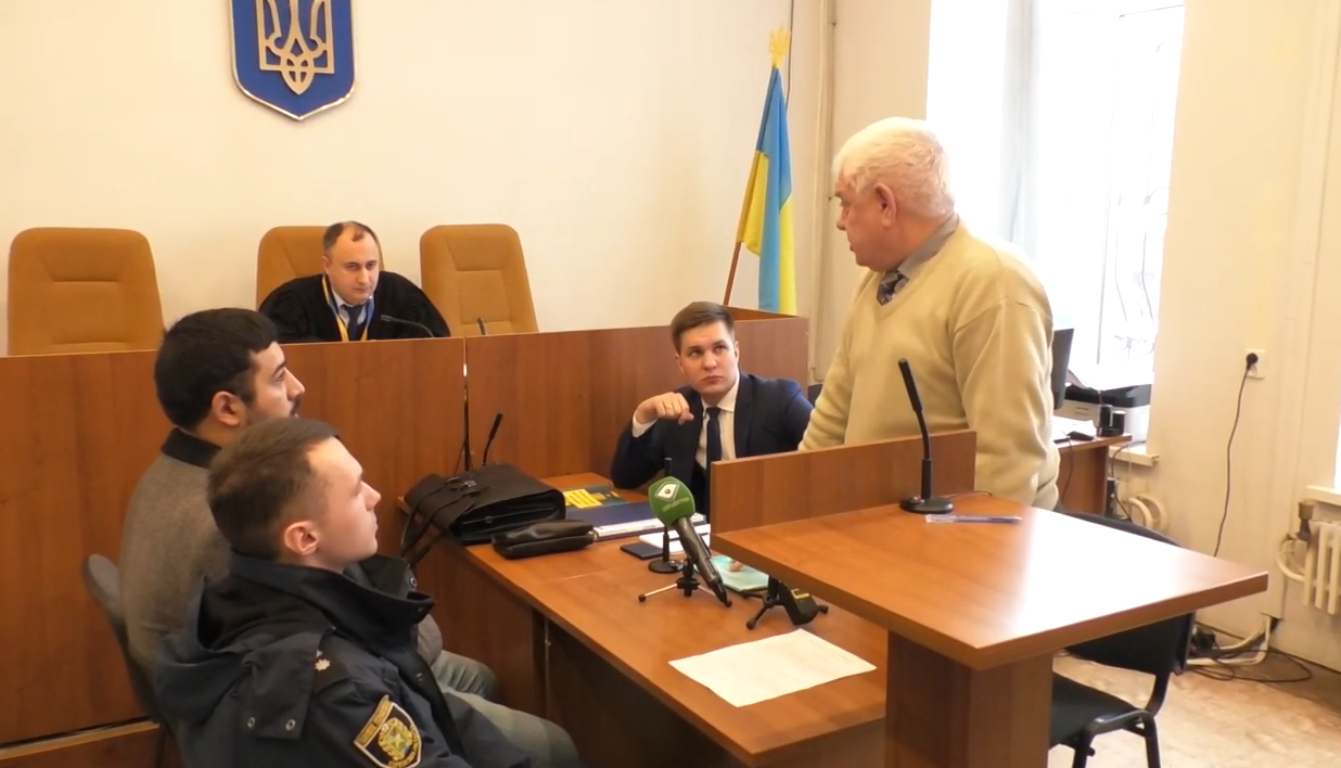 У Харкові не можуть розпочати слухати справу поліціянта, якого обвинувачують в побитті пенсіонера (відео)