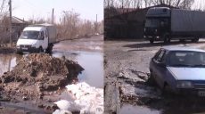 Жахливий стан вулиці Сидоренківської у Харкові обурює водіїв (відео)