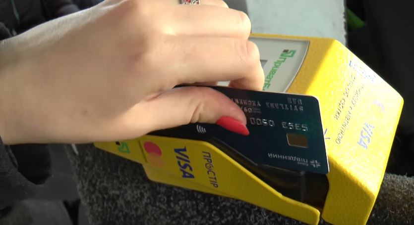 Ноу-хау у харківському автобусі: за проїзд можна розрахуватися банківською карткою (відео)