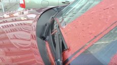 У Харкові залишили гранату на лобовому склі автівки, припаркованої поруч із дитячим майданчиком (відео)