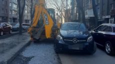 Экскаватор врезался в Mercedes (фото)
