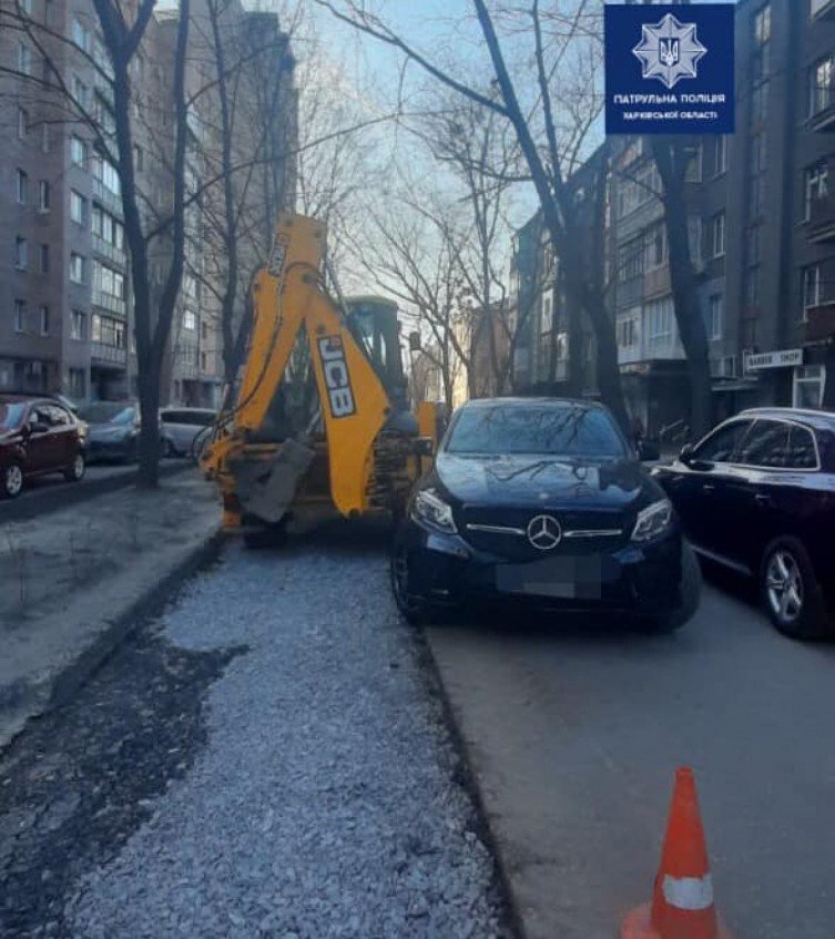 Экскаватор врезался в Mercedes (фото)